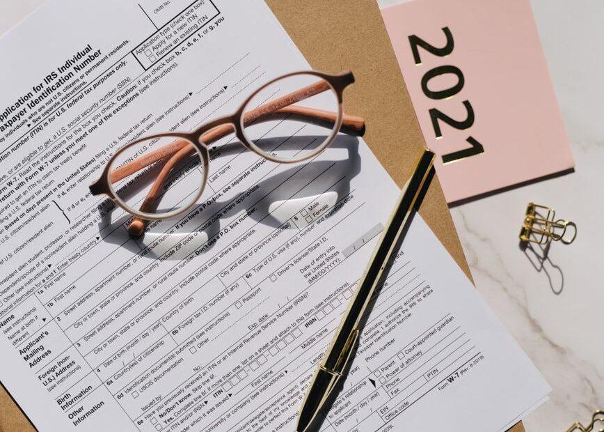 Illustration of How Unemployment Benefits Actually Work Before You File a Claim