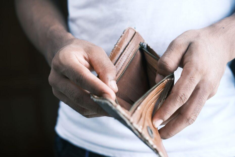 Illustration of The Difference Between Necessary and Discretionary Spending During Unemployment