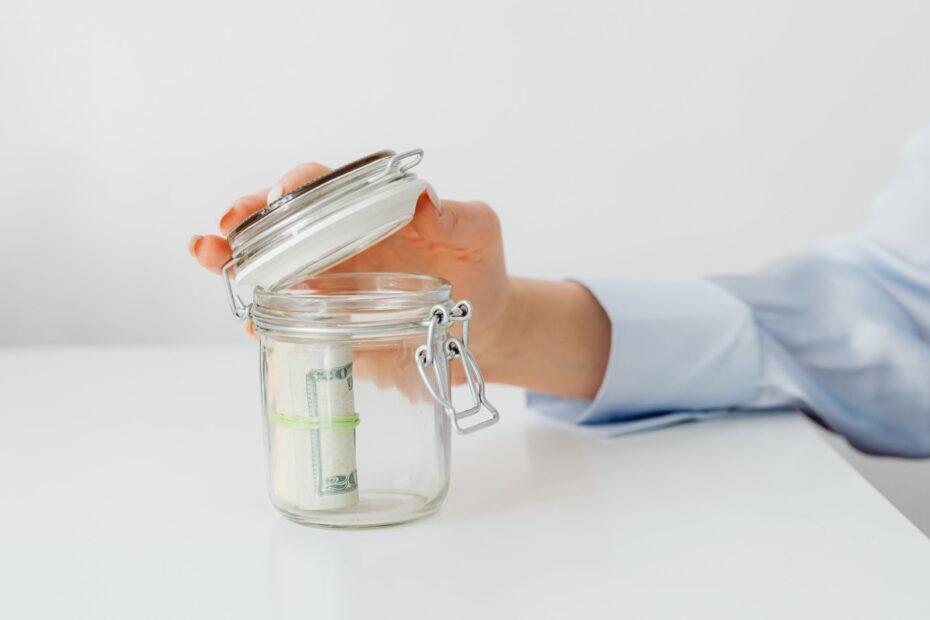 Illustration of The Everyday Budgeting Habits That Stretch Savings During a Job Search